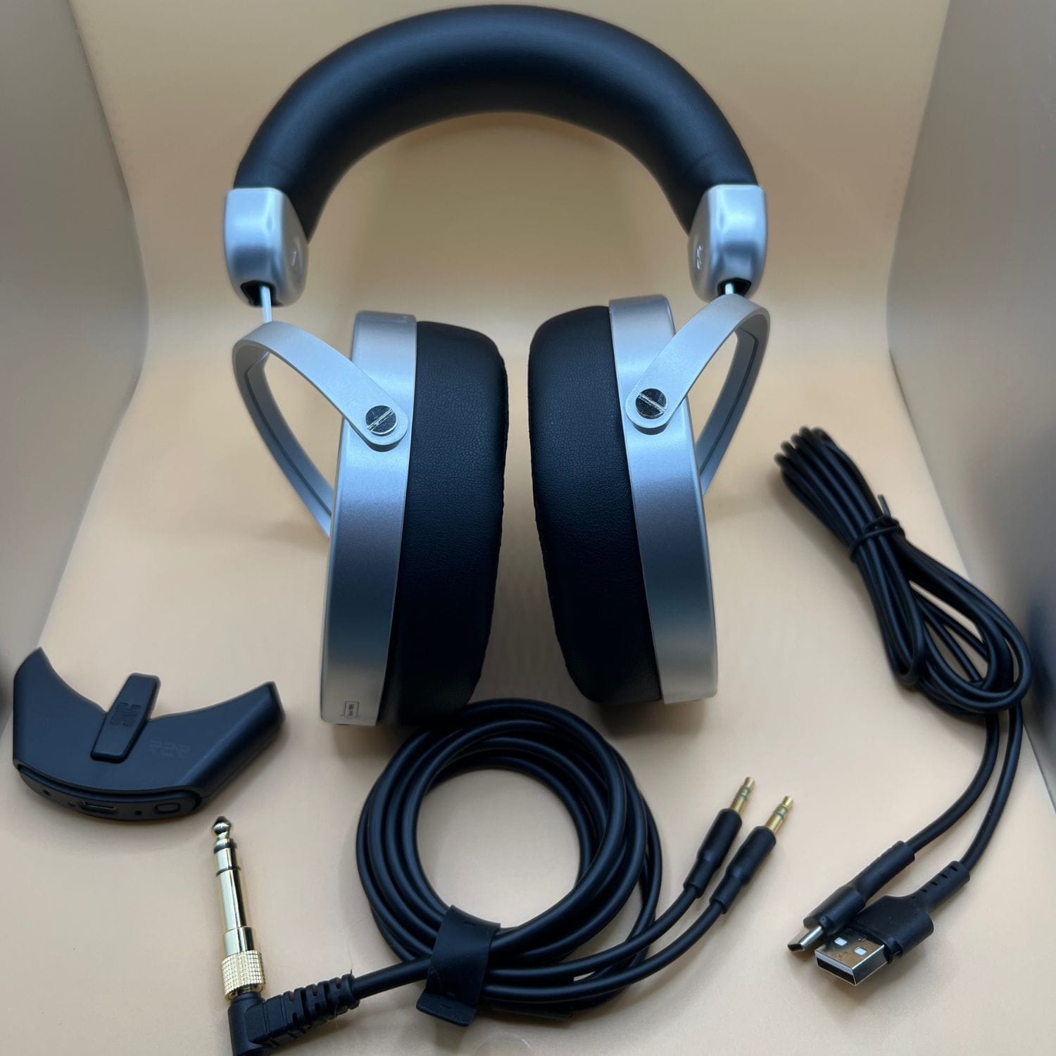 What's in the box: HIFIMAN Deva Pro